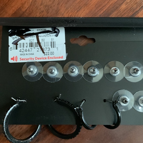 NWT Simply Vera Vera Wang 6 pair set of black earrings - Picture 4 of 4